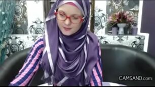 Deliciosa traficante árabe com seu hijab