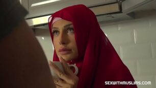 Garota muçulmana sexy se espalha em troca de dinheiro