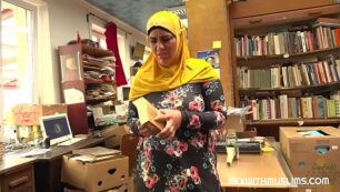 O dono da livraria transa com um feliz muçulmano milf